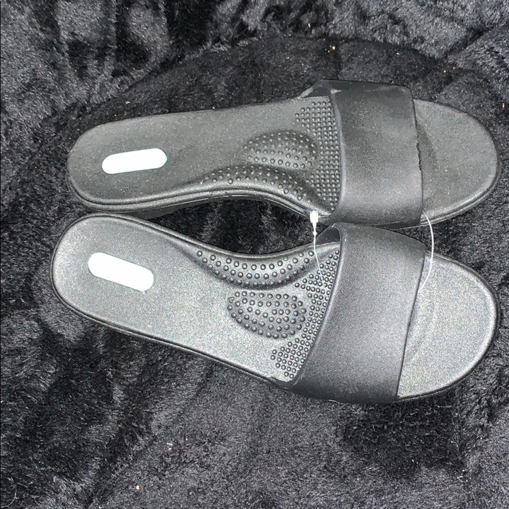 Oka B size M Grace Slides NWOT